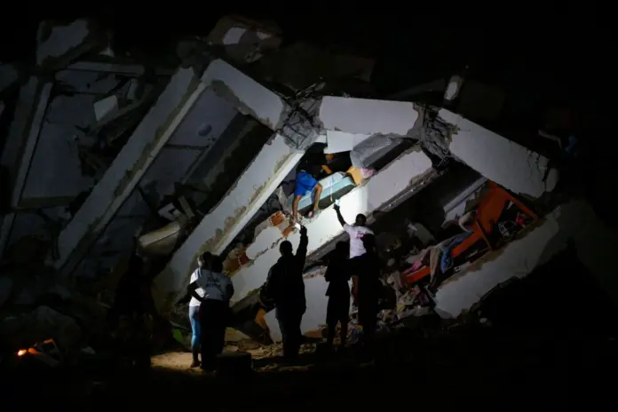 Una persona camina entre los escombros de un edificio destruido tras un terremoto en La Guaira, Venezuela, el 25 de junio de 2026. REUTERS/Maxwell Briceno