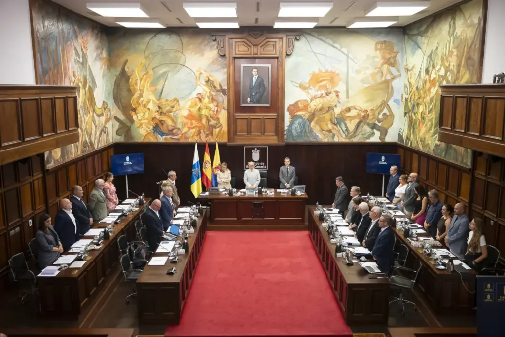 Minuto de silencio durante el pleno del Cabildo de Gran Canaria. Imagen Cabildo de Gran Canaria