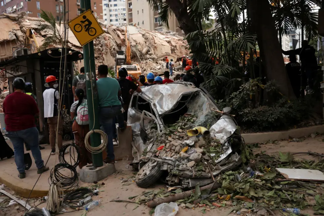 Edificios y vehículos destruidos por los terremotos. Reuters