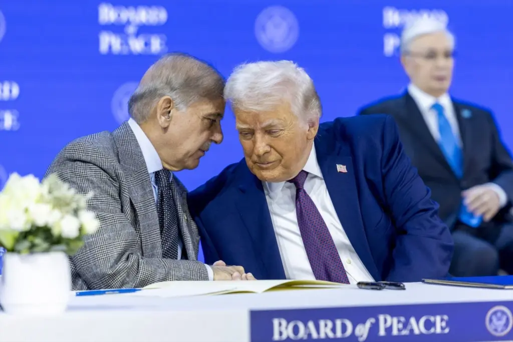 Donald Trump habla con el primer ministro de pakistán Shehbaz Sharif en la cumbre de Davos, en Suiza (archivo). Imagen Benedikt von Loebell / World Econo / DPA / Europa Press