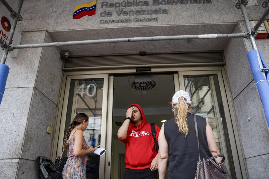 Vista del acceso del Consulado General de Venezuela en Madrid, este jueves. La Comunidad de Madrid ha ofrecido al Ministerio del Interior el Equipo de Emergencia y Respuesta Inmediata de la región (Ericam) para ayudar en las labores de rescate tras los terremotos ocurridos en Venezuela, que han causado la muerte de al menos 32 personas y más de 700 heridos. EFE/ Daniel González