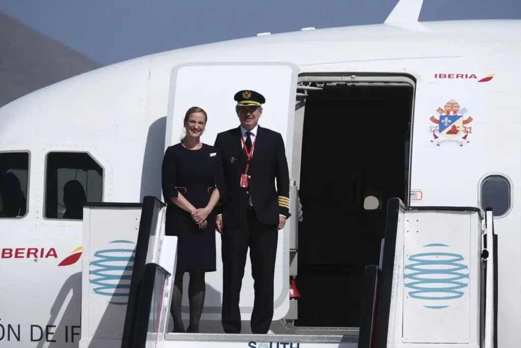 Tripulación del avión en el que ha viajado el Papa León XIV a su llegada a la base aérea de Gran Canaria-Gando, a 11 de junio de 2026, en Las Palmas de Gran Canaria, Las Palmas, Islas Canarias (España). El Pontífice inicia la última etapa de su viaje apostólico a España en las Islas Canarias dónde estará el 11 y 12 de junio para conocer de primera mano la realidad de las personas migrantes que llegan a las islas. Roberto Medina / ACFI / Europa Press