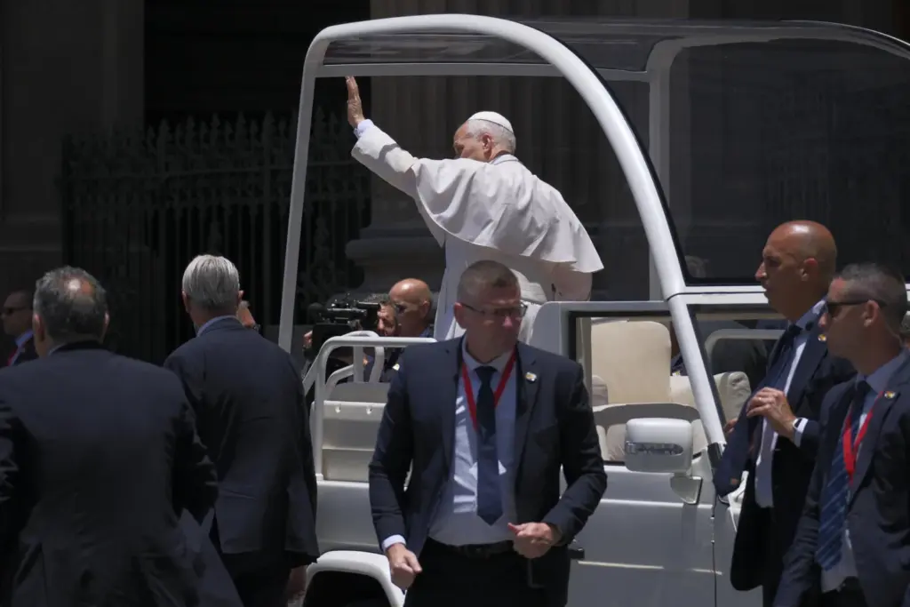 El papa León XIV llega a la catedral de Santa Ana para mantener un encuentro con la comunidad religiosa del Archipiélago este jueves en Las Palmas de Gran Canaria., durante el sexto día de su viaje a España. EFE/ Angel Medina G.