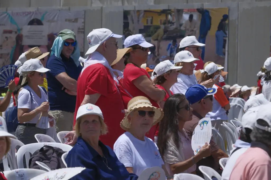 Numerosos miembros de la Cofradía de Nazarenos de Vegueta esperan al papa León XIV en las inmediaciones de la plaza de Stagno de Las Palmas de Gran Canaria, donde este jueves la alcaldesa, CArolina Darias, le entregará la llave de la ciudad. EFE/ Patricia Corrales