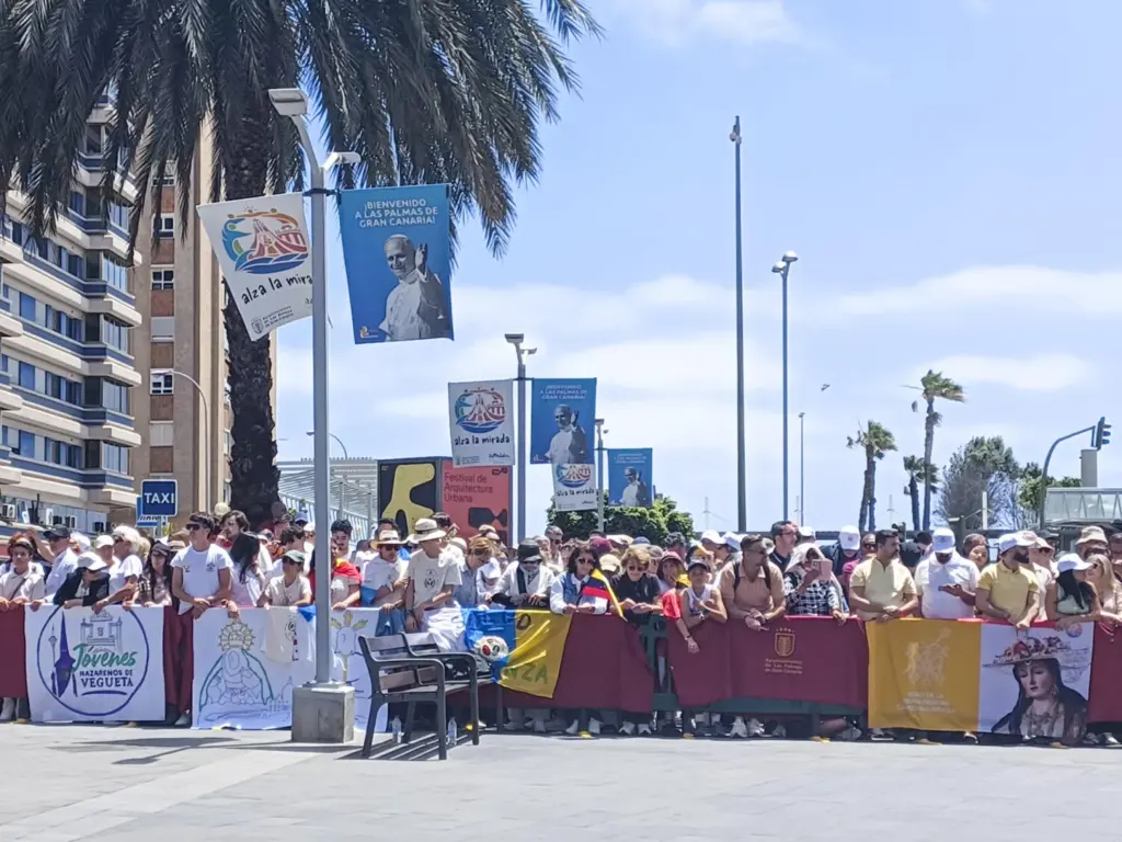Numerosos miembros de la Cofradía de Nazarenos de Vegueta esperan al papa León XIV en las inmediaciones de la plaza de Stagno de Las Palmas de Gran Canaria, donde este jueves la alcaldesa, CArolina Darias, le entregará la llave de la ciudad. EFE/ Patricia Corrales