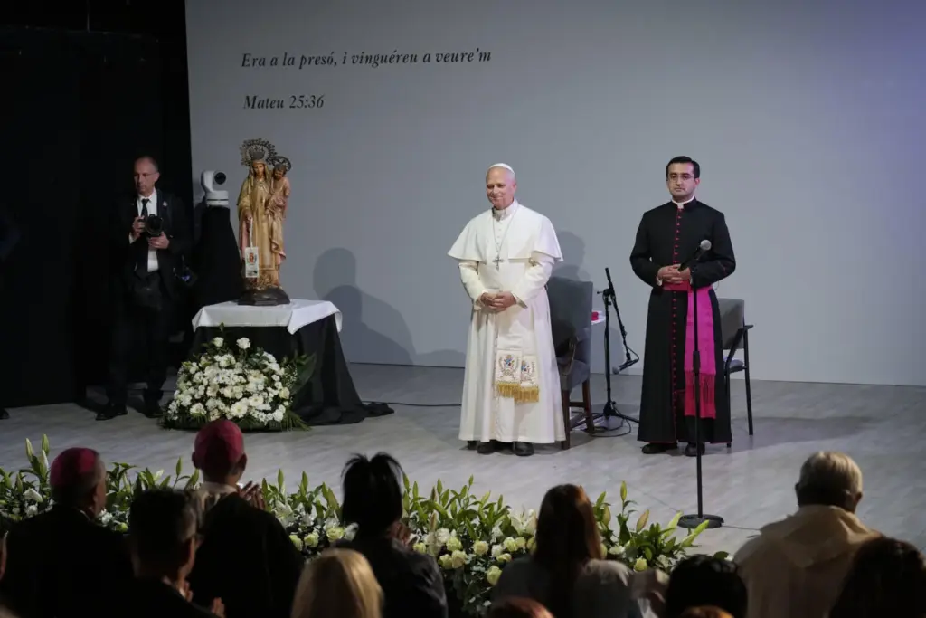 El papa León XIV en su visita este miércoles a la prisión de Brians 1, en Sant Esteve Sesrovires (Barcelona), donde se ha reunido con 80 reclusos de varios centros, hombres y mujeres, antes de desplazarse a la Abadía de Montserrat. EFE/Alejandro García