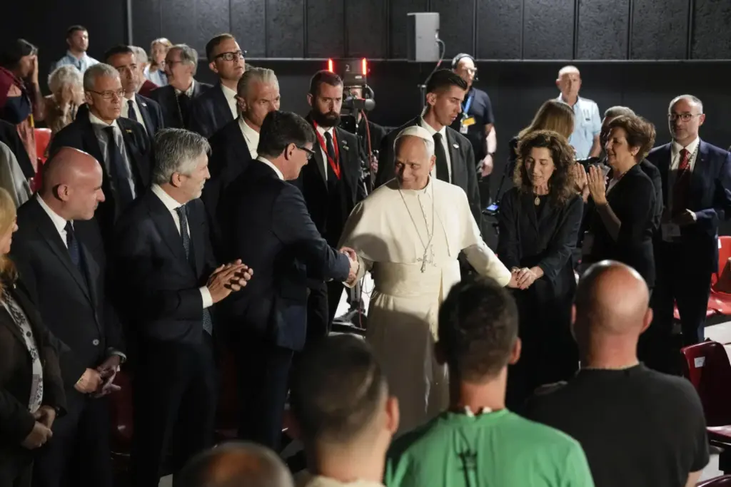 El papa León XIV saluda al presidente de la Generalitat, Salvador Illa (3i); a su llegada este miércoles a la prisión de Brians 1, en Sant Esteve Sesrovires (Barcelona), para reunirse con 80 reclusos de varios centros, hombres y mujeres, antes de desplazarse a la Abadía de Montserrat. EFE/Alejandro García
