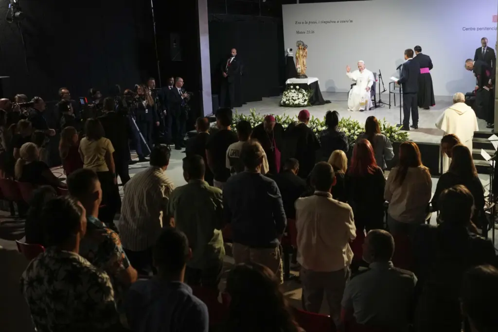 El papa León XIV a su llegada este miércoles a la prisión de Brians 1, en Sant Esteve Sesrovires (Barcelona), para reunirse con 80 reclusos de varios centros, hombres y mujeres, antes de desplazarse a la Abadía de Montserrat. EFE/Alejandro García