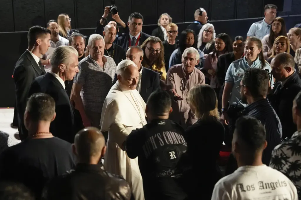 El papa León XIV a su llegada este miércoles a la prisión de Brians 1, en Sant Esteve Sesrovires (Barcelona), para reunirse con 80 reclusos de varios centros, hombres y mujeres, antes de desplazarse a la Abadía de Montserrat. EFE/Alejandro García