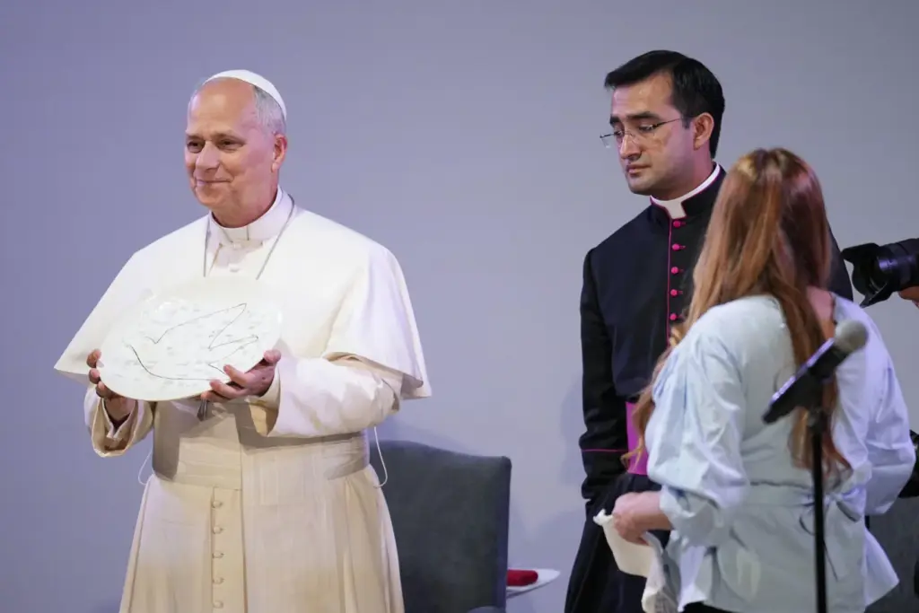 El papa León XIV recibe un plato con una paloma de la paz de parte de los presos en su visita este miércoles a la prisión de Brians 1, en Sant Esteve Sesrovires (Barcelona), donde se ha reunido con 80 reclusos de varios centros, hombres y mujeres, antes de desplazarse a la Abadía de Montserrat. EFE/Alejandro García