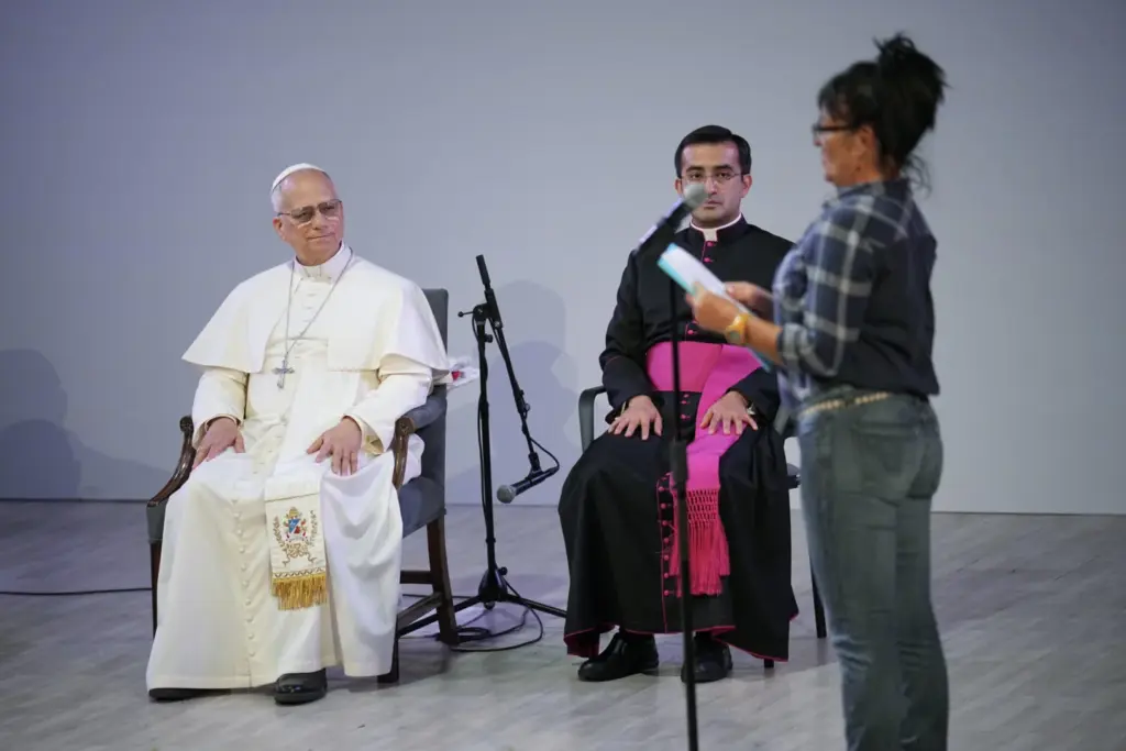 El papa León XIV escucha el discurso de una reclusa en su visita este miércoles a la prisión de Brians 1, en Sant Esteve Sesrovires (Barcelona), donde se ha reunido con 80 reclusos de varios centros, hombres y mujeres, antes de desplazarse a la Abadía de Montserrat. EFE/Alejandro García
