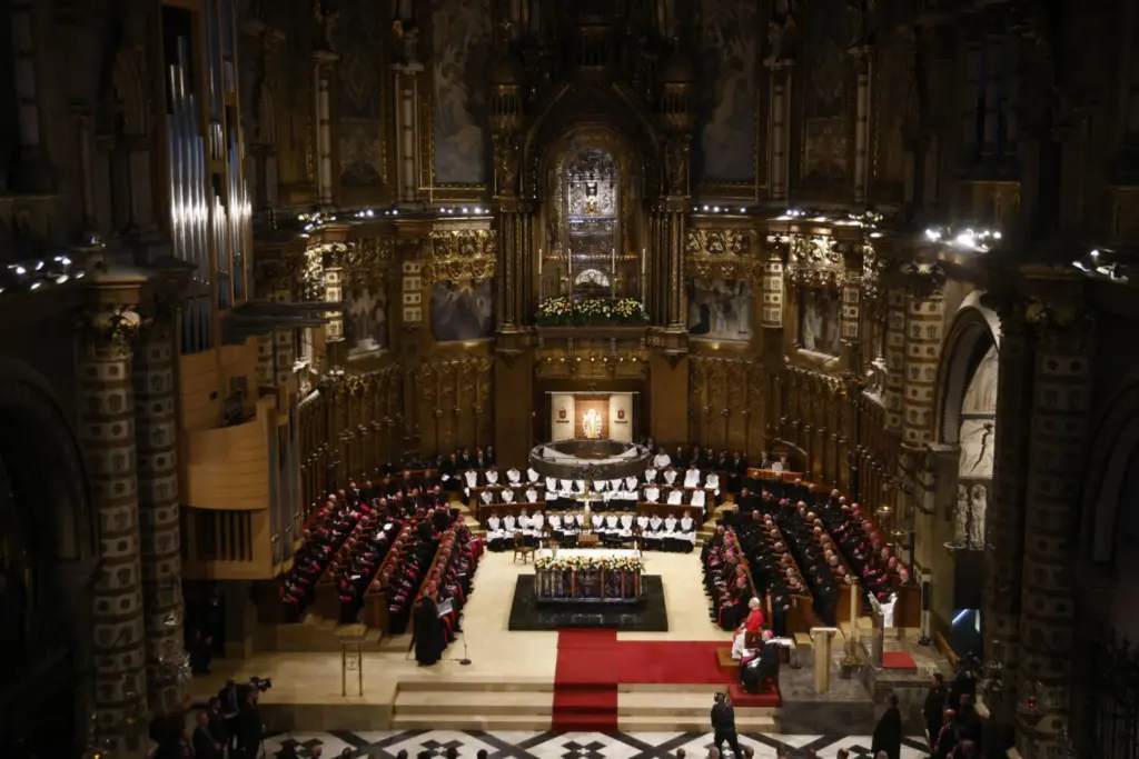 El papa León XIV durante la Oración del Santo Rosario en la Abadía de Nuestra Señora de Montserrat, una de las paradas más esperadas de su visita de dos días a Cataluña, al tratarse del corazón espiritual e identitario de esta comunidad. EFE/ Quique García