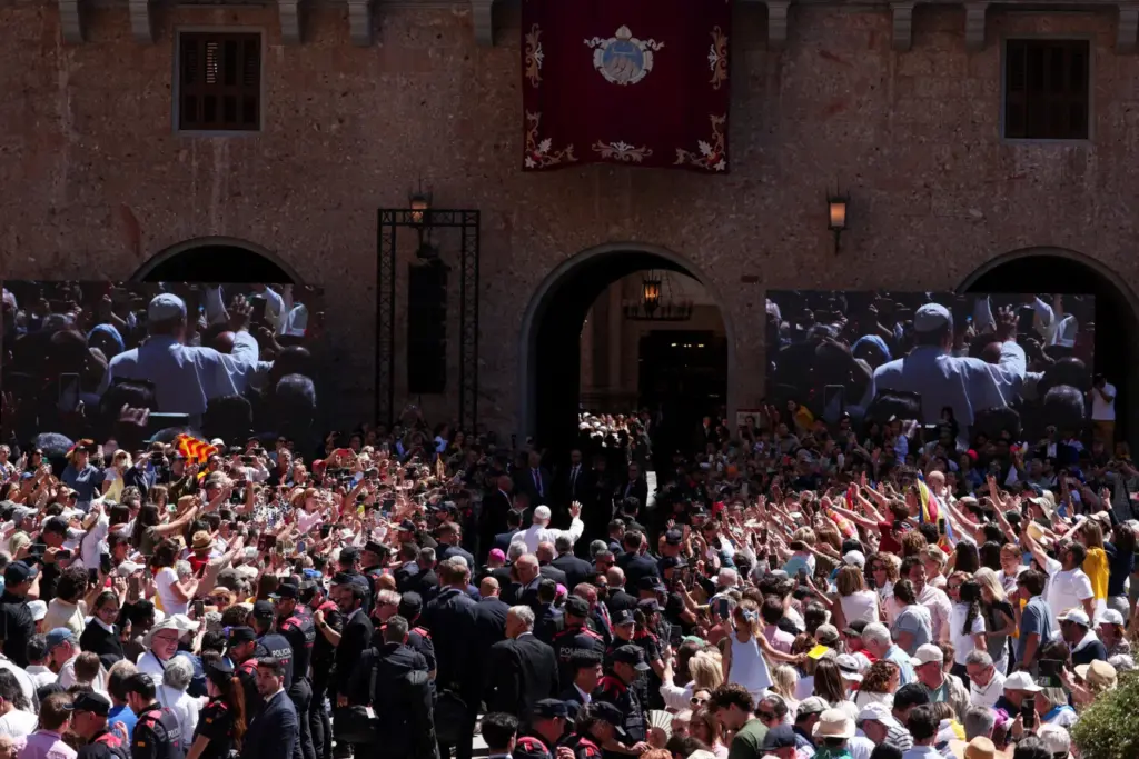 El papa León XIV llega a la Abadía de Nuestra Señora de Montserrat, durante su viaje apostólico, en Montserrat, cerca de Barcelona, ​​España, el 10 de junio de 2026. REUTERS/Bruna Casas