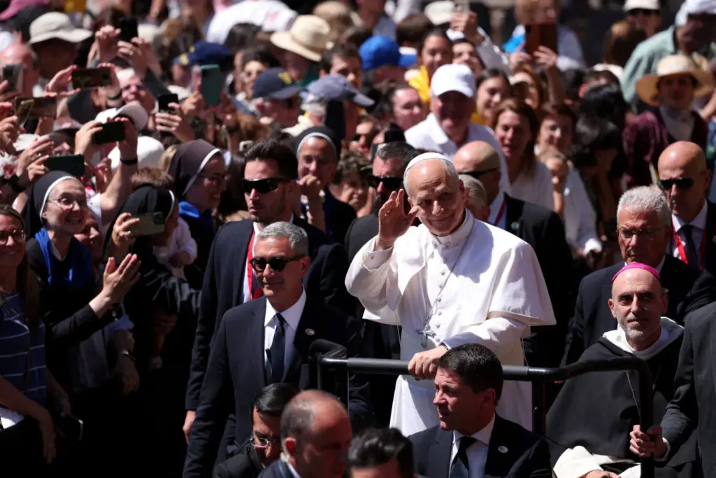 El papa León XIV llega a la Abadía de Nuestra Señora de Montserrat, durante su viaje apostólico, en Montserrat, cerca de Barcelona, ​​España, el 10 de junio de 2026. REUTERS/Bruna Casas