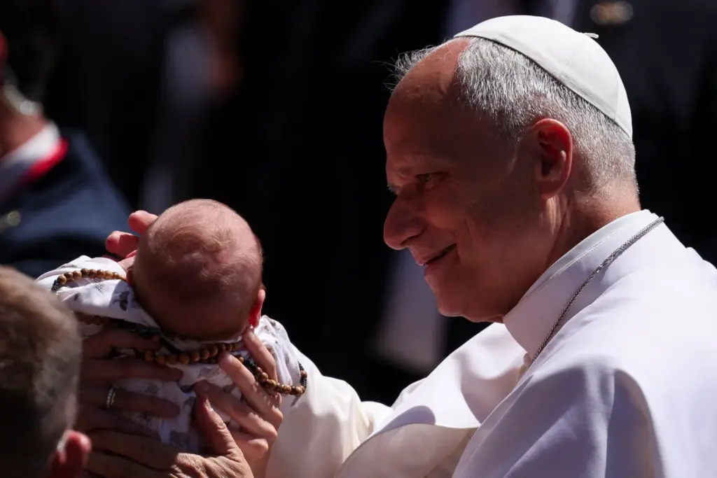 El papa León XIV bendice a un niño a su llegada a la Abadía de Nuestra Señora de Montserrat, durante su viaje apostólico, en Montserrat, cerca de Barcelona, ​​España, el 10 de junio de 2026. REUTERS/Bruna Casas