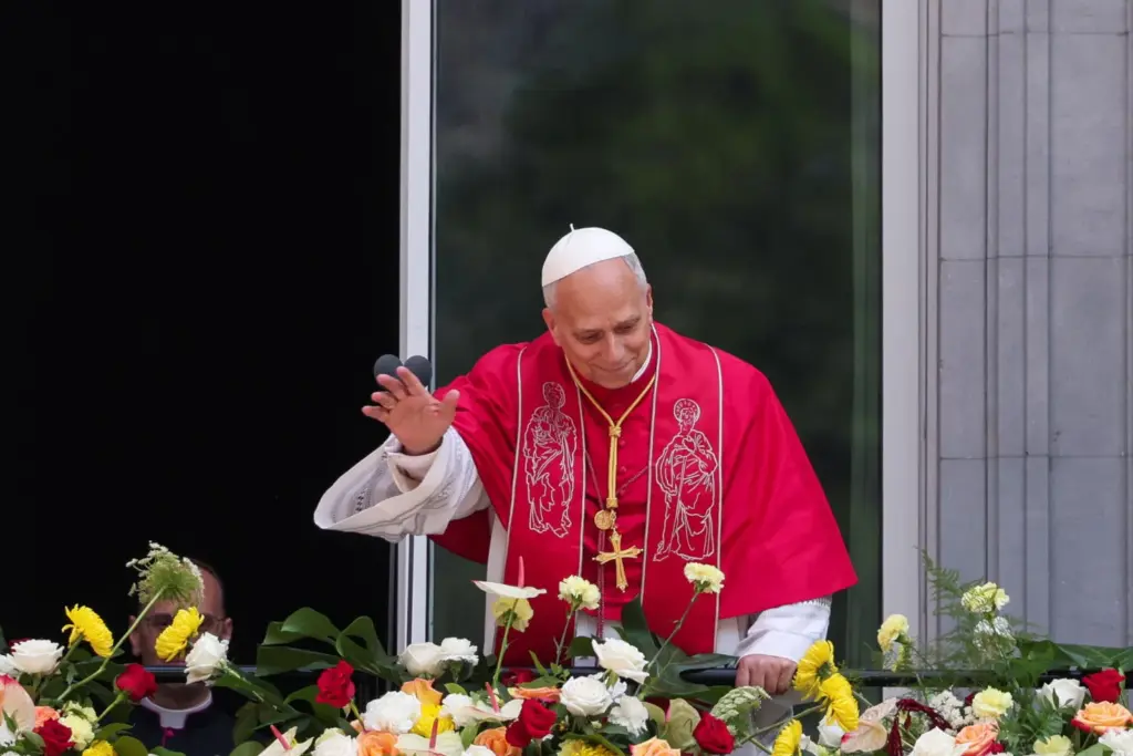 El papa León XIV saluda a los fieles desde un balcón de la Abadía de Nuestra Señora de Montserrat, durante su viaje apostólico, en Montserrat, cerca de Barcelona, ​​España, el 10 de junio de 2026. REUTERS/Bruna Casas