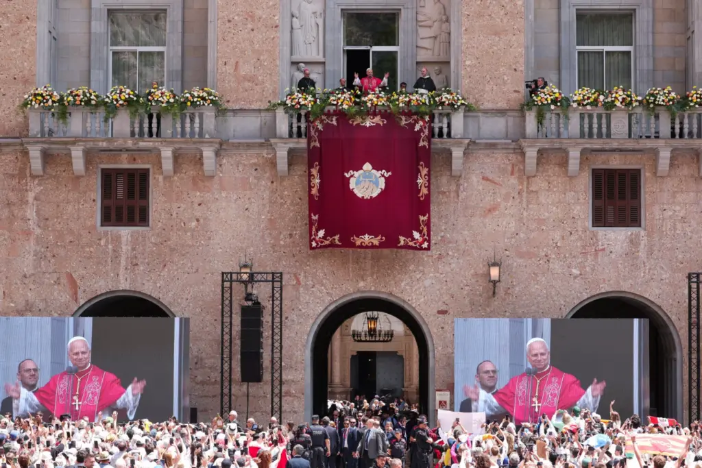 El papa León XIV aparece en un balcón de la Abadía de Nuestra Señora de Montserrat, durante su viaje apostólico, en Montserrat, cerca de Barcelona, ​​España, el 10 de junio de 2026. REUTERS/Bruna Casas
