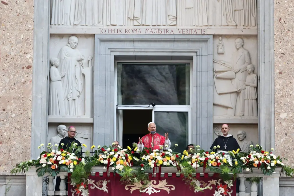 El papa León XIV reza el Santo Rosario en la Abadía de Nuestra Señora de Montserrat, durante su viaje apostólico, en Montserrat, cerca de Barcelona, ​​España, el 10 de junio de 2026. REUTERS/Yara Nardi