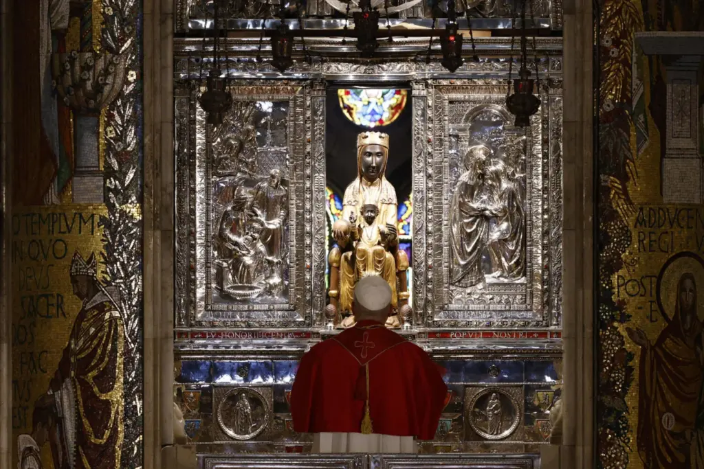El papa León XIV durante la Oración del Santo Rosario en la Abadía de Nuestra Señora de Montserrat, una de las paradas más esperadas de su visita de dos días a Cataluña, al tratarse del corazón espiritual e identitario de esta comunidad. EFE/ Quique García