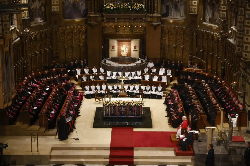 El papa León XIV durante la Oración del Santo Rosario en la Abadía de Nuestra Señora de Montserrat, una de las paradas más esperadas de su visita de dos días a Cataluña, al tratarse del corazón espiritual e identitario de esta comunidad. EFE/ Quique García