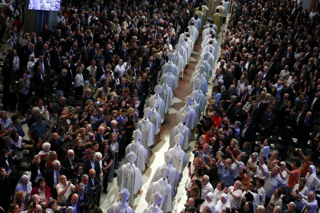 Miembros del clero caminan al inicio de la Santa Misa en la Basílica de la Sagrada Familia, durante el viaje apostólico del Papa León XIV, en Barcelona