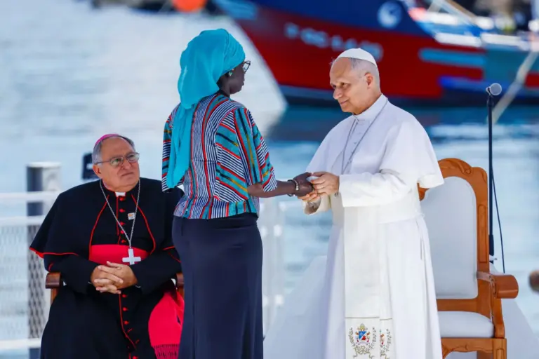 Una migrante que habló ante el papa se queda bloqueada en Senegal con 2 hijos en Canarias