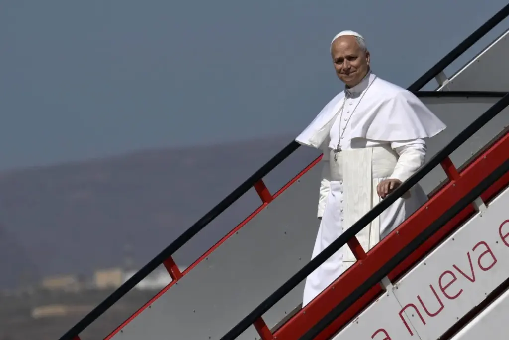 El papa León XIV baja del avión en Gando. EFE/EPA/CIRO FUSCO