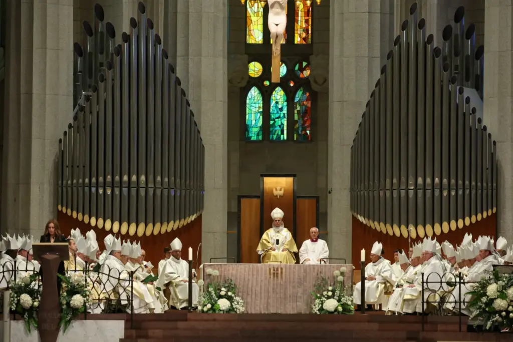 El Papa León XIV celebra la Santa Misa en la Basílica de la Sagrada Familia, durante su viaje apostólico, en Barcelona.