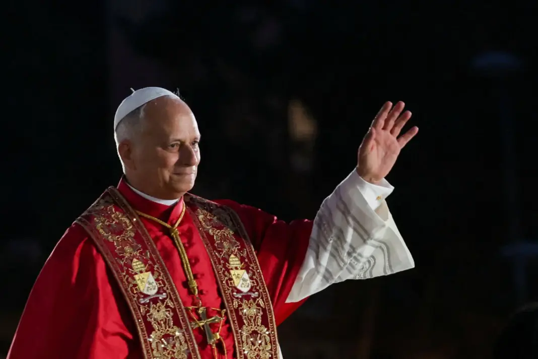 El Papa León XIV observa desde el exterior de la Basílica de la Sagrada Familia, el día en que bendice la Torre de Jesucristo durante su inauguración, como parte de su viaje apostólico en Barcelona.