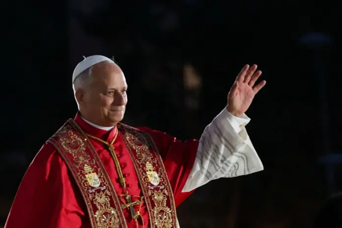 El Papa León XIV observa desde el exterior de la Basílica de la Sagrada Familia, el día en que bendice la Torre de Jesucristo durante su inauguración, como parte de su viaje apostólico en Barcelona.