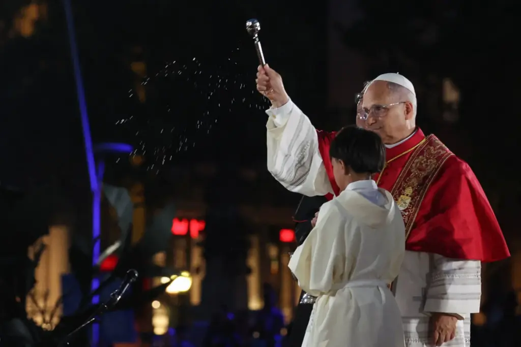 El Papa León XIV rocía agua bendita durante la bendición e inauguración de la Torre de Jesucristo después de celebrar la Santa Misa en la Basílica de la Sagrada Familia.