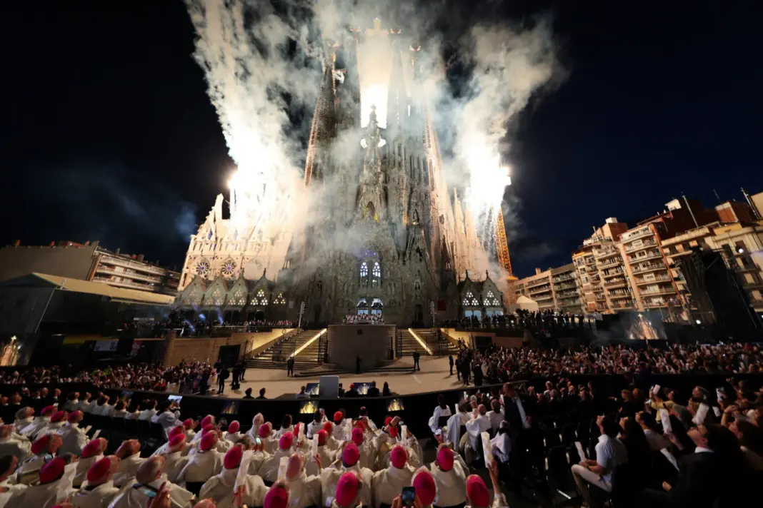Fuegos artificiales estallan durante la inauguración de la Torre de Jesucristo en la Basílica de la Sagrada Familia durante el viaje apostólico del Papa León XIV en Barcelona.