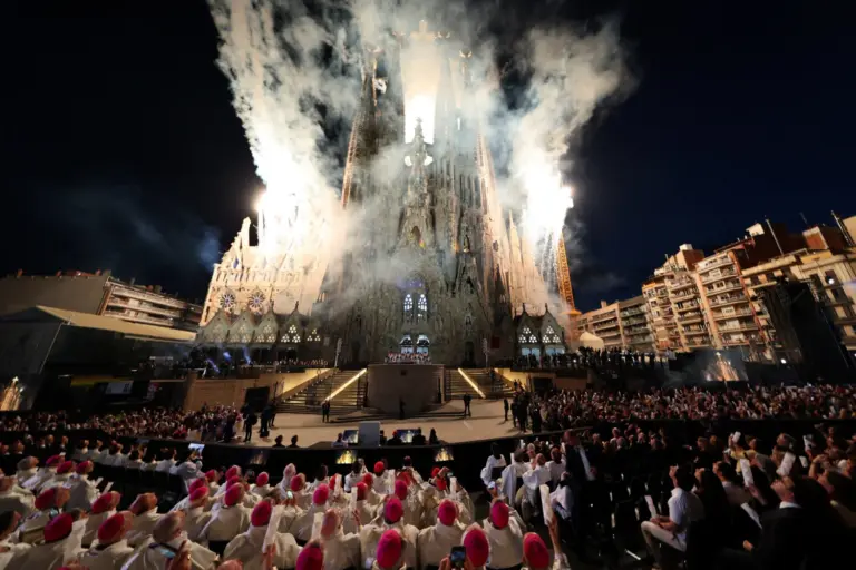Papa León XIV en directo | El papa bendice la Torre de Jesús de la Sagrada Familia, obra del «arquitecto de Dios»
