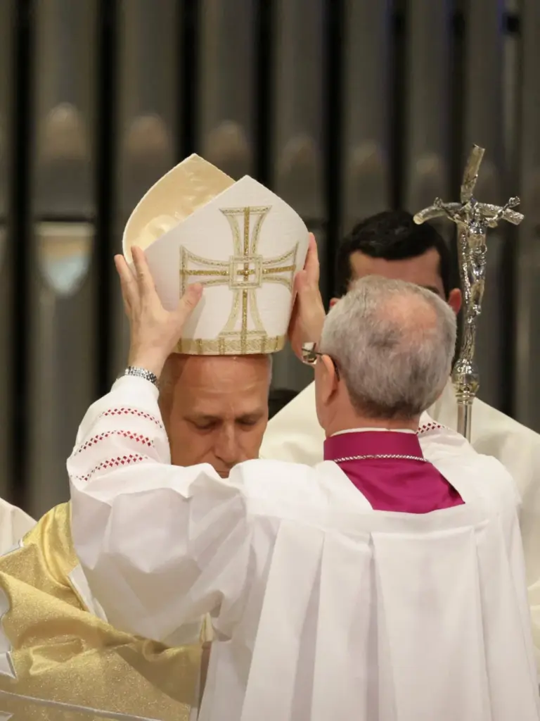 El Papa León XIV celebra la Santa Misa en la Basílica de la Sagrada Familia, durante su viaje apostólico, en Barcelona