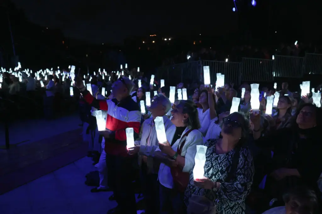 Los fieles alzan la vista durante la bendición e inauguración de la Torre de Jesucristo en la Basílica de la Sagrada Familia