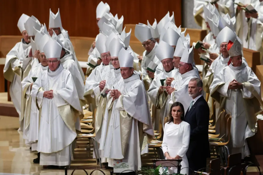 Los reyes Felipe y Letizia de España asisten a la Santa Misa en la Basílica de la Sagrada Familia, durante el viaje apostólico del Papa León XIV, en Barcelona