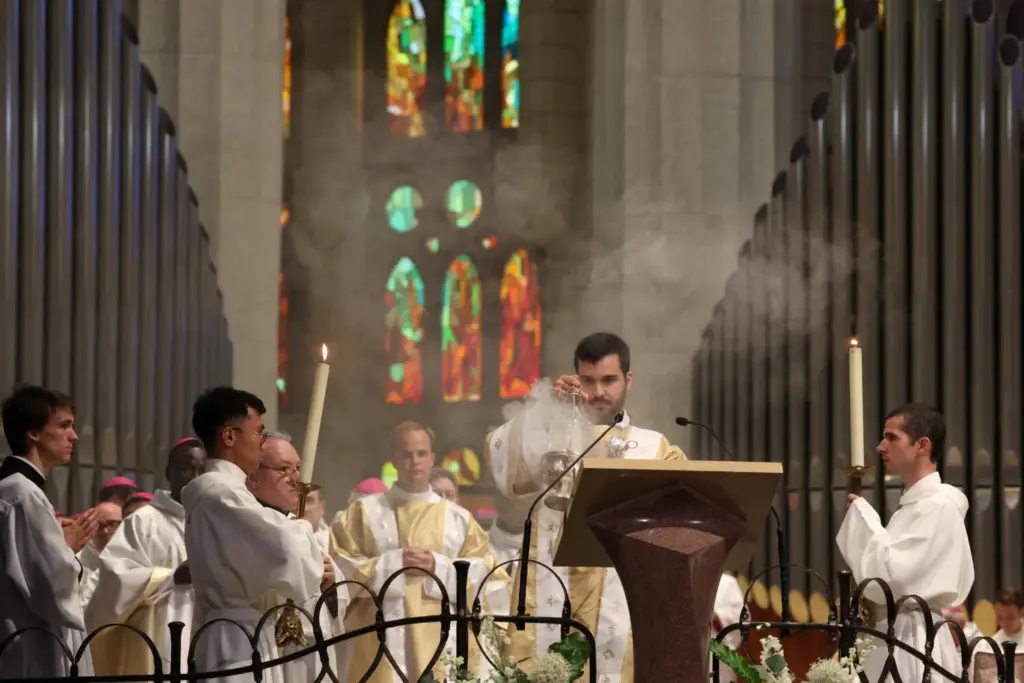 Un miembro del clero balancea un incensario mientras el Papa León XIV celebra la Santa Misa en la Basílica de la Sagrada Familia, durante su viaje apostólico, en Barcelona