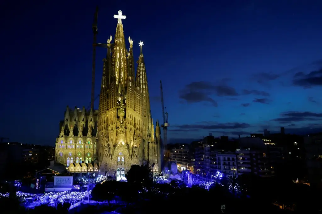 Vista de la Basílica de la Sagrada Familia con la Torre de Jesucristo, el día de su inauguración