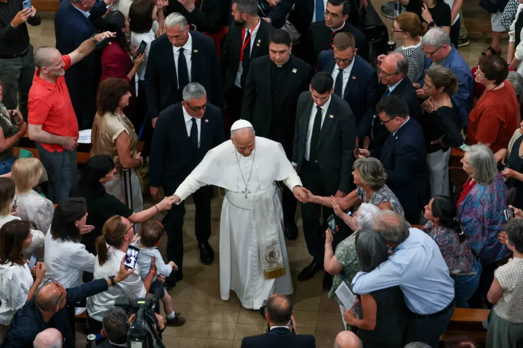 El papa León XIV saluda a la gente a su salida tras una reunión con organizaciones benéficas diocesanas en la iglesia de Sant Agustí