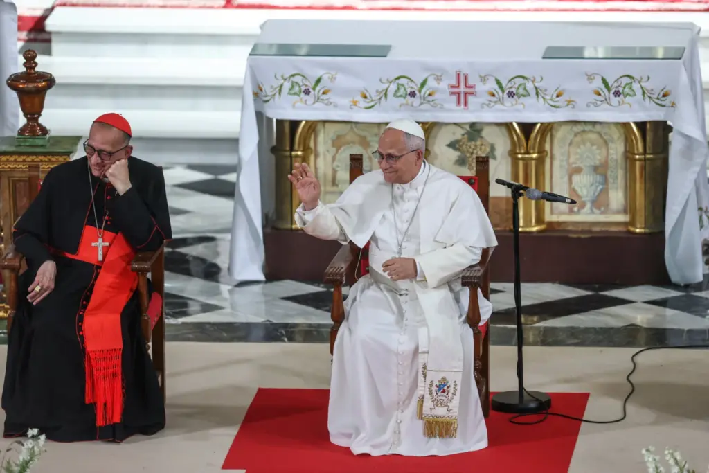 El papa León XIV asiste a una reunión con organizaciones diocesanas de caridad y asistencia social en la iglesia de Sant Agustí
