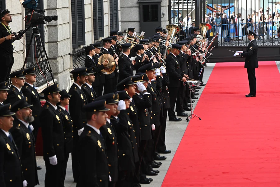 La banda de la Policía Nacional espera a las puertas del Congreso de los Diputados para la llegada del papa León XIV que pronunciará este lunes un esperado e histórico discurso en las Cortes durante su visita a España. EFE/ Fernando Villar