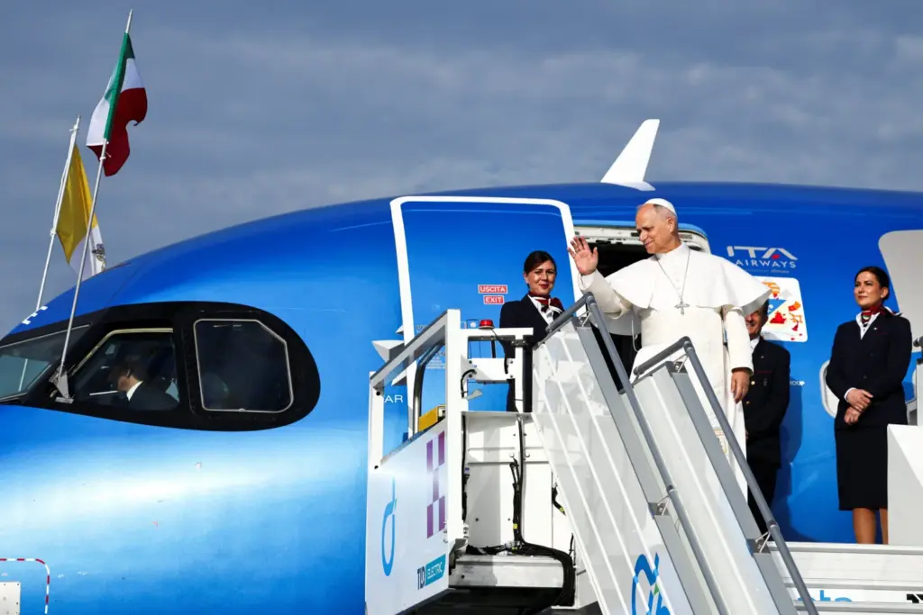 El papa León XIV saluda mientras sube al avión papal antes de su viaje apostólico a España, en el aeropuerto de Fiumicino, cerca de Roma, Italia, el 6 de junio de 2026. REUTERS/Matteo Minnella