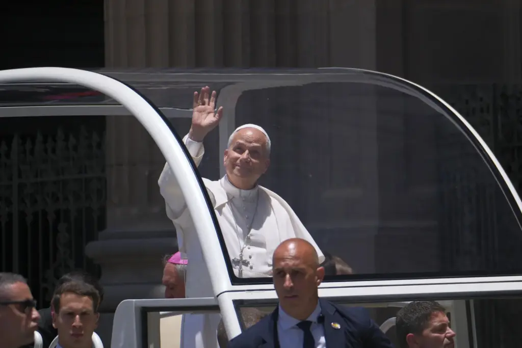 El papa León XIV saluda a los fieles desde su papamovil mientras se dirige a un encuentro con obispos, sacerdotes, diáconos, religiosos, seminaristas y agentes de pastoral en la Catedral de Santa Ana este jueves, en Las Palmas de Gran Canaria. EFE/ Angel Medina G.