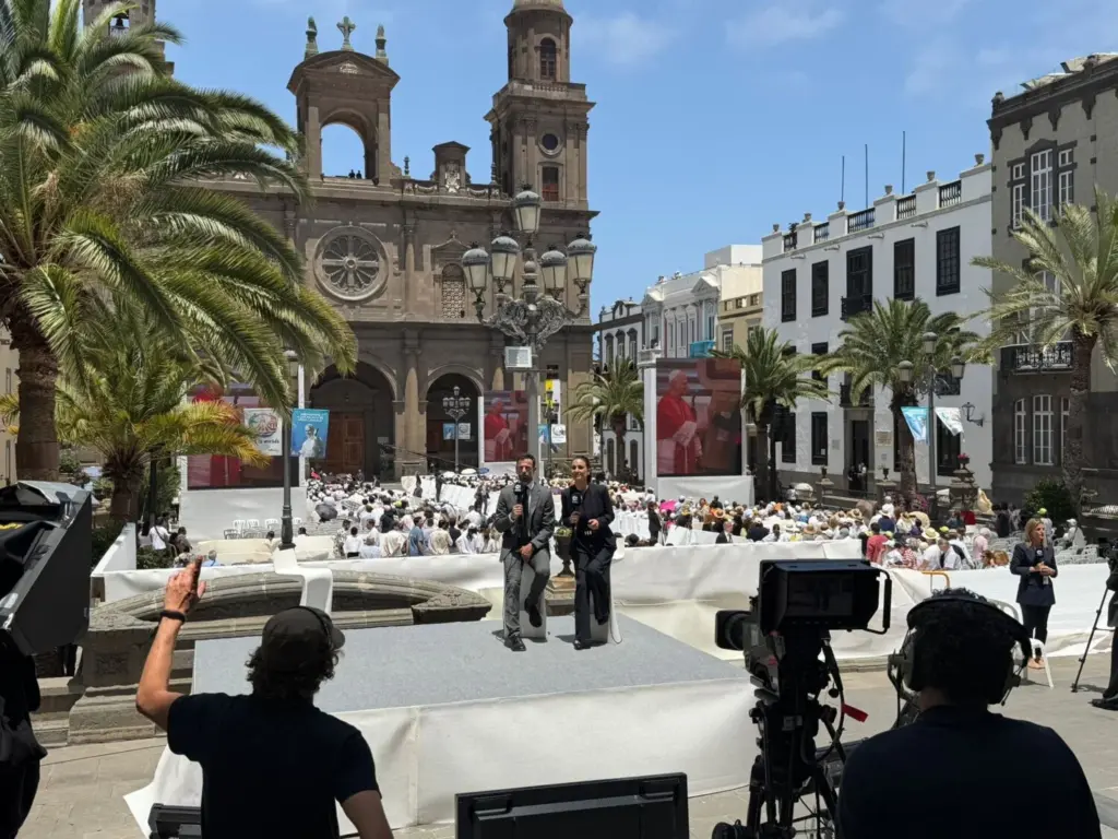 Despliegue del equipo de RTVC para el Telenoticias 1 en frente a la Catedral de Santa Ana