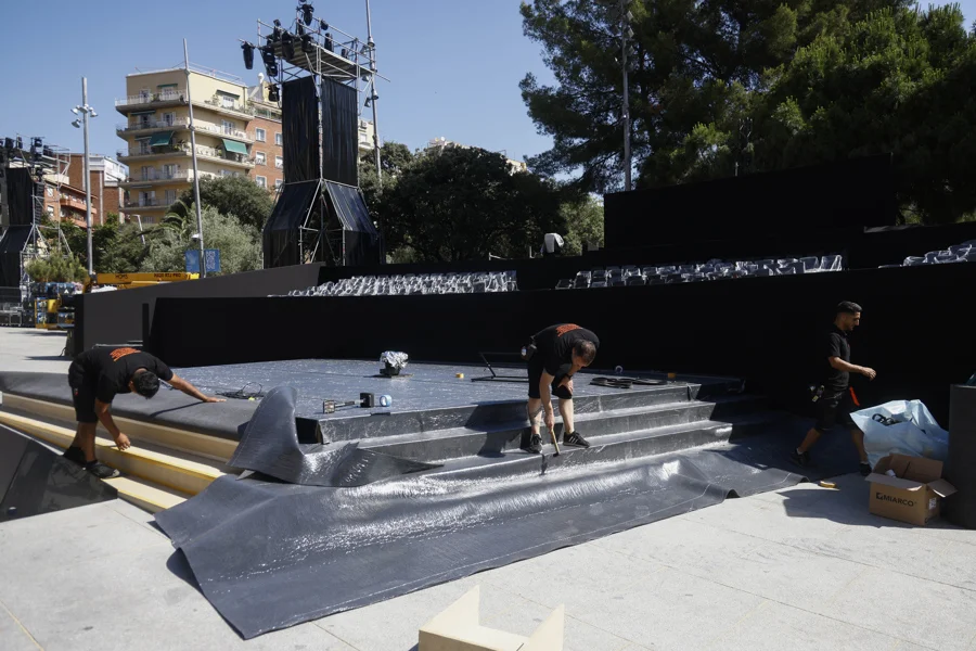 Preparativos en Barcelona por la visita del papa. Imagen EFE
