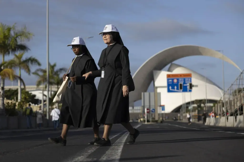 Dos religiosas acuden desde temprano al puerto de Santa Cruz de Tenerife donde este viernes el papa León XIV oficia una misa multitudinaria en su último día de viaje. EFE/ Miguel Barreto