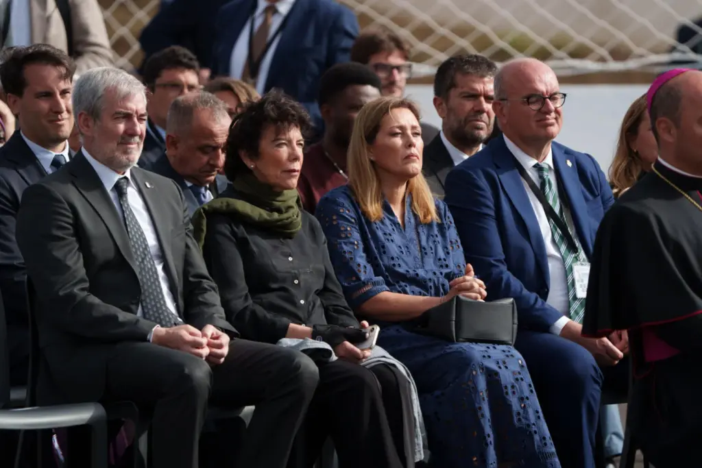 De izquierda a derecha: el presidente del Gobierno de Canarias, Fernando Clavijo; la embajadora de España ante la Santa Sede, Isabel Celá; la presidenta del Parlamento de Canarias, Astrid Pérez; y el delegado del Gobierno en Canarias, Anselmo Pestana; este viernes, durante la visita al centro de primera acogida 'Las Raíces' de Tenerife. EFE/ Ramón De La Rocha