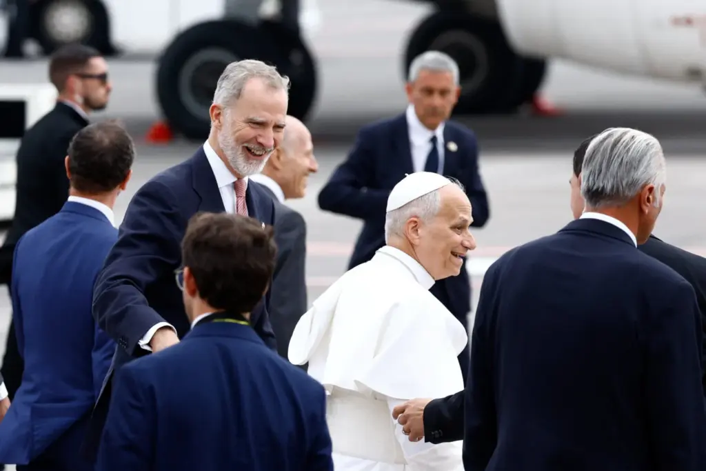 El papa se dirige al Falcón junto con el rey de España