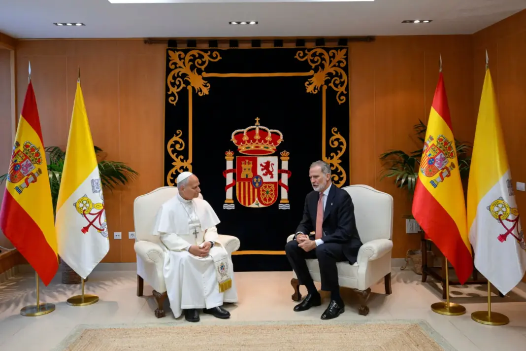 El papa se reúne con el Rey de España en el aeropuerto de Tenerife Norte