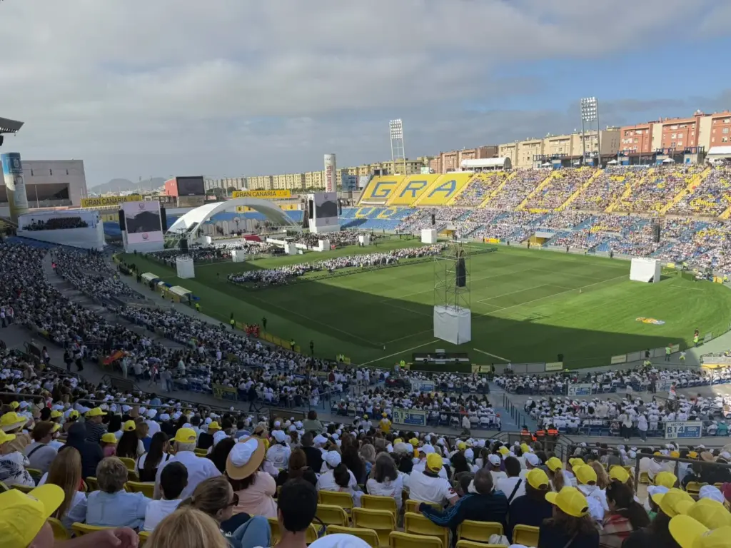 El estadio de Gran Canaria se llena de fieles a la espera de que el papa León XIV acuda a dar la misa. RTVC